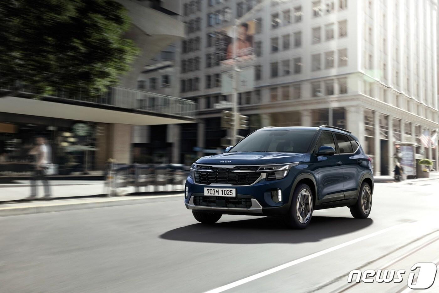 기아는 오는 22일부터 도시적인 스타일과 우수한 상품성을 갖춘 소형 SUV ‘더 뉴 셀토스’를 판매한다고 21일 밝혔다. 더 뉴 셀토스는 2019년 출시된 셀토스의 첫 상품성 개선 모델로, 도시적인 세련미를 더한 디자인에 차급을 뛰어 넘는 성능과 다양한 안전 및 편의사양을 대거 탑재했다. (기아 제공) 2022.7.21/뉴스1