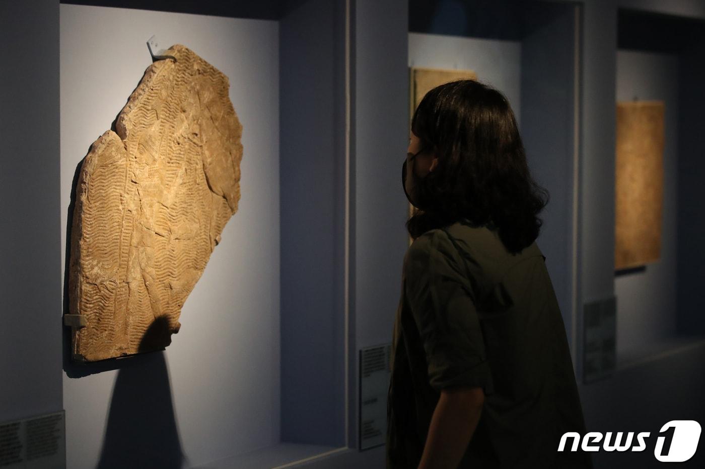 21일 서울 용산구 국립중앙박물관에서 열린 메트로폴리탄박물관 소장품전 '메소포타미아, 저 기록의 땅' 언론공개회에서 참석자들이 전시를 관람하고 있다. 국립박물관 최초로 메소포타미아 문명을 주제로 개최하는 이번 전시는 세계적인 메소포타미아 소장품을 보유한 미국의 메트로폴리탄박물관과 공동 기획으로 오는 22일부터 2024년 1월 28일 까지 1년 6개월 간 열린다. 2022.7.21/뉴스1 ⓒ News1 이광호 기자