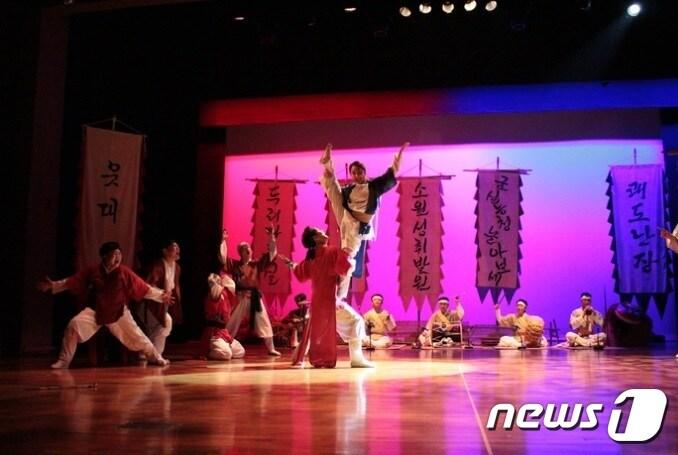 본문 이미지 - 28일 오후 7시 전북 진안군 문화의집 마이홀에서 전통액션연희극‘쾌도난장’이 공연된다.(진안군제공)2022.7.21/뉴스1