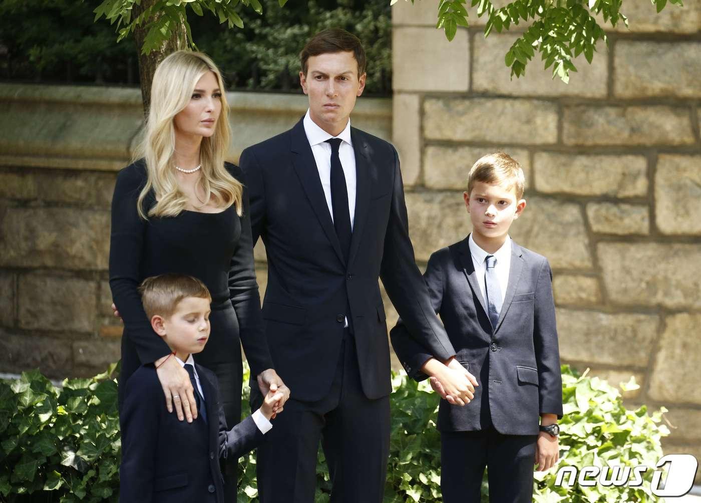 이바나 장례식, 멜라니아·둘째부인 딸 등 트럼프家 총출동 - 뉴스1