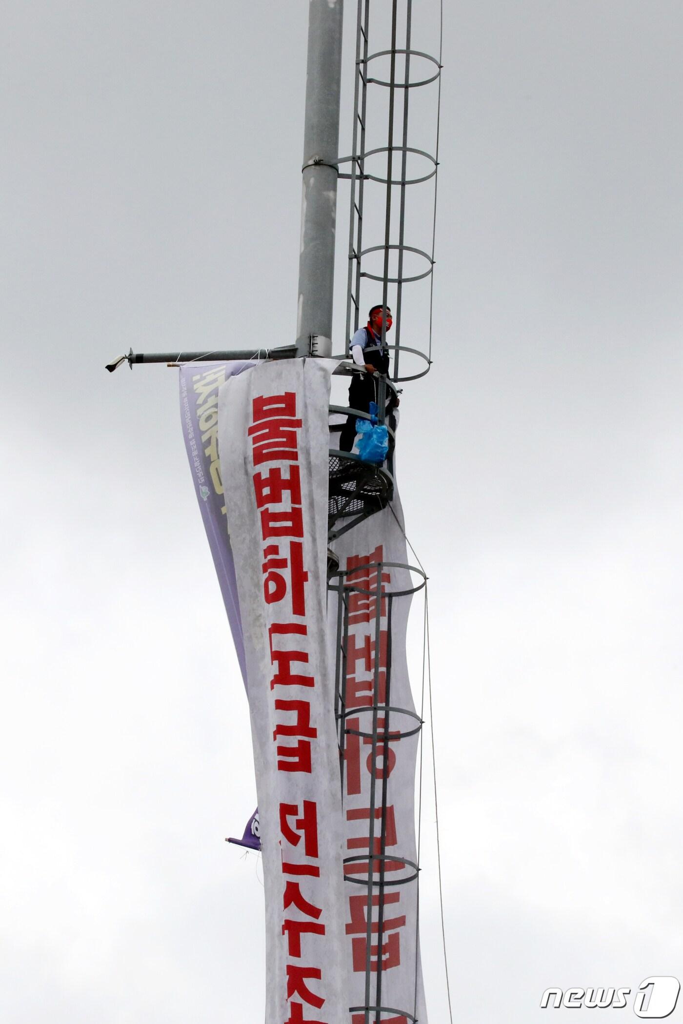 본문 이미지 - 이경석 전국건설노동조합 광주전남지역본부 지회장이 21일 오후 전남 나주시 빛가람동 한전KDN 본사 앞 교통관제철탑에서 '불법하도급 척결'을 촉구하는 고공농성을 하고 있다 . ⓒ News1 정다움 기자