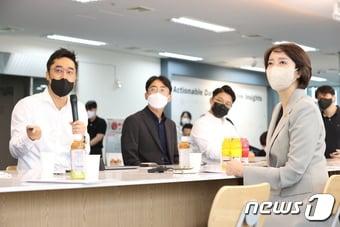 본문 이미지 - 이영 중소벤처기업부 장관이 서울 마포구에 위치한 신규 유니콘 기업 아이지에이웍스에서 마국성 대표로부터 기업 소개를 받고 있다.(중소벤처기업부 제공) ⓒ 뉴스1