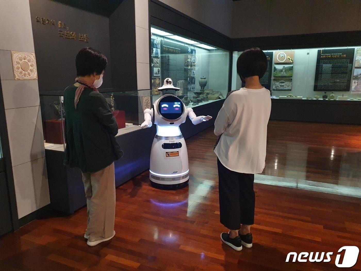 본문 이미지 - 의령군 의병박물관이 인공지능 전시해설 로봇을 도입해 23일부터 본격 운영에 들어간다.(의령군 제공)ⓒ 뉴스1