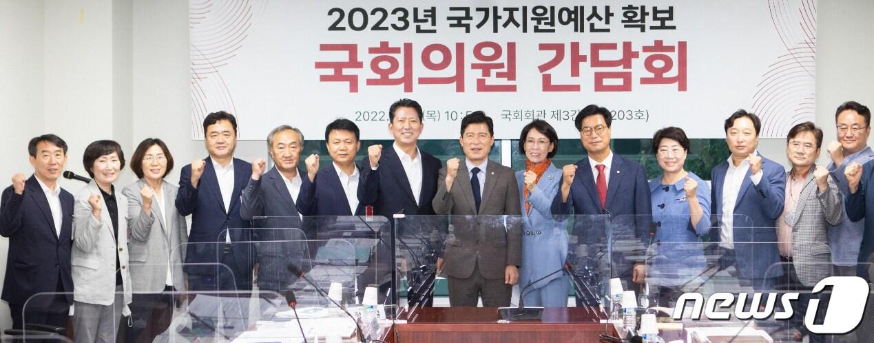 본문 이미지 - 김장호 구미시장이 21일 국회에서 구자근·김영식 의원과 국비확보 간담회 가진 뒤 기념촬영을 하고 있다. (구미시 제공)2022.7.21/ⓒ 뉴스1