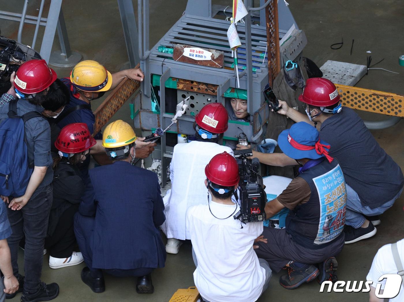 본문 이미지 - 유최안 대우조선해양 하청지회 부지회장이 2022년 7월 21일 경남 거제시 대우조선해양 1도크를 방문한 박진 국가인권위원회 사무총장과 대화를 나누고 있다. 2022.7.21/뉴스1 ⓒ News1 신웅수 기자