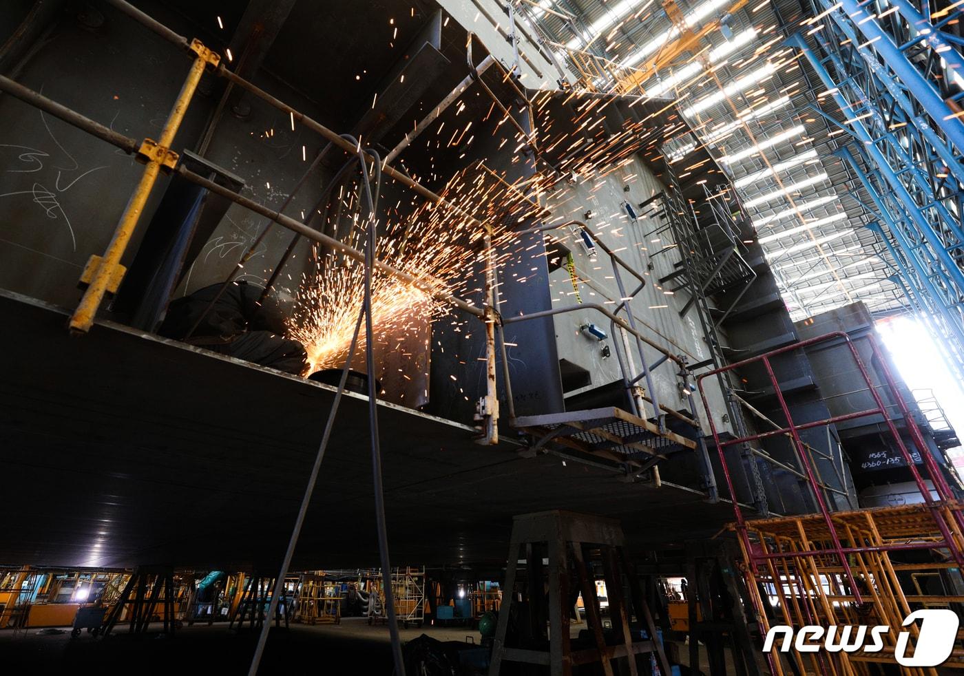 경남 거제시 대우조선해양 옥포조선소에서 한 노동자가 용접을 하고 있다. (사진은 기사 내용과 무관함) 2022.7.21/뉴스1 ⓒ News1 신웅수 기자