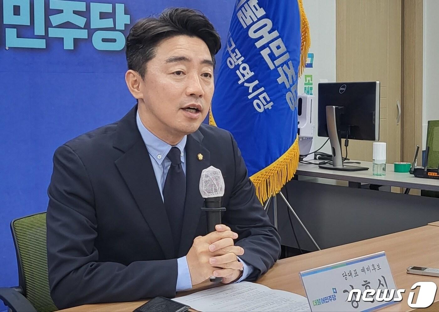 본문 이미지 - 강훈식 더불어민주당 당 대표 후보가 21일 대구 중구 대봉동 민주당 대구시당에서 열린 기자회견에서 취재진 질문에 답하고 있다. ⓒ News1 남승렬 기자
