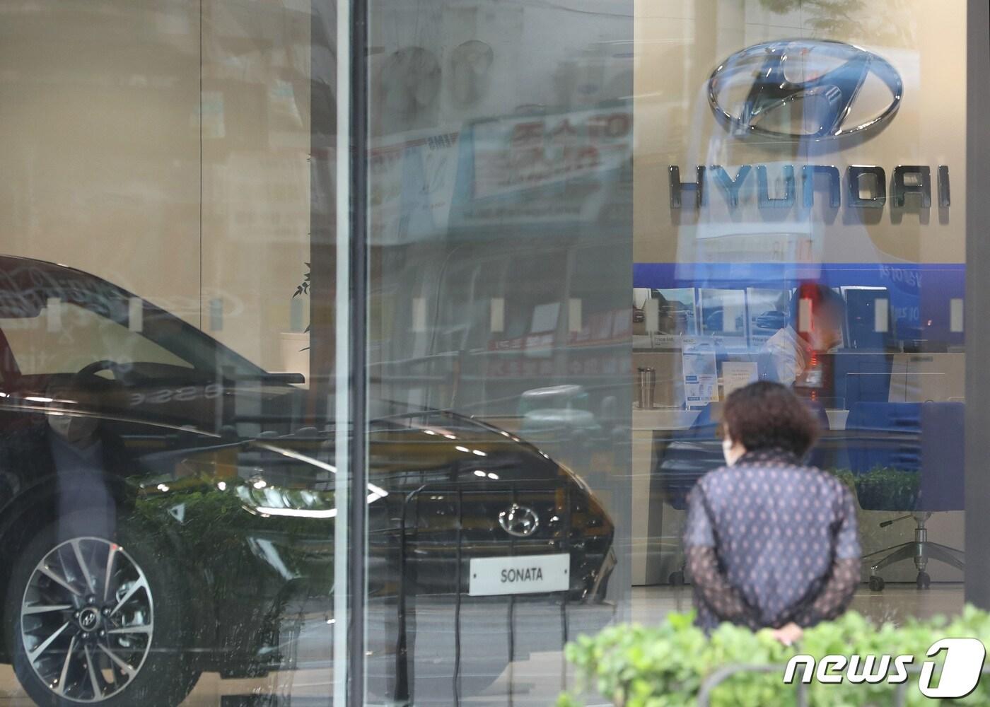 본문 이미지 - 사진은 21일 서울에 위치한 현대자동차 대리점 모습. 2022.7.21/뉴스1 ⓒ News1 이성철 기자