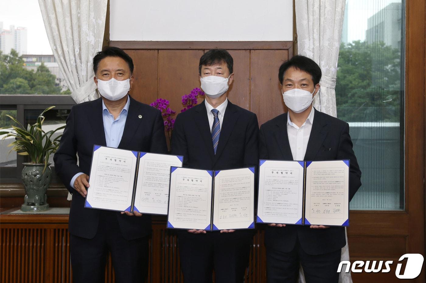 (왼쪽부터)김영환 충북도지사와 김종성 ㈜엠플러스 대표, 오세동 청주시 부시장이 21일 충북도청에서 투자협약을 하고 있다.(청주시 제공)2022.7.21/ⓒ 뉴스1