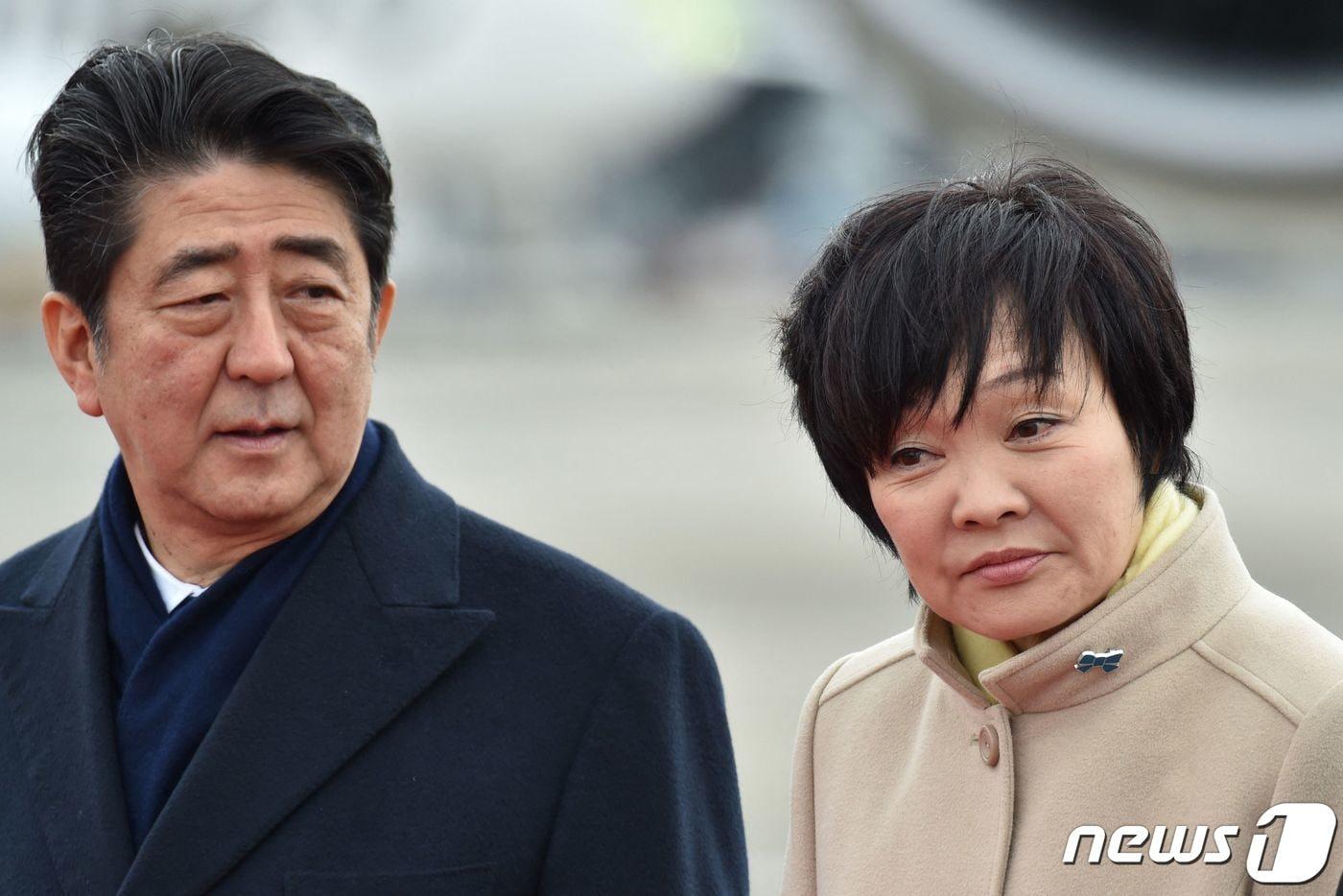 본문 이미지 - 아베 신조 전 일본 총리와 그의 아내인 아베 아키에. 2017.02.28/뉴스1 ⓒ AFP=뉴스1 ⓒ News1 김민수 기자