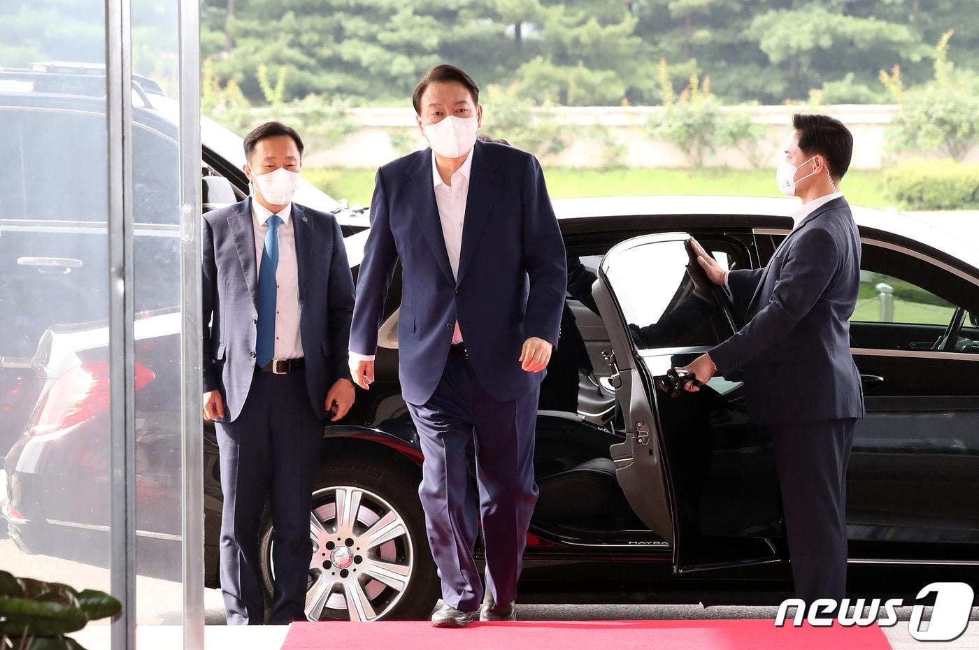 본문 이미지 - 윤석열 대통령이 22일 오전 용산 대통령실 청사로 출근하고 있다. 2022.7.22 대통령실사진기자단 뉴스1 오대일 ⓒ News1 오대일 기자
