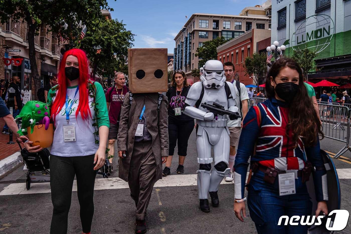 21일(현지시간) 미국 캘리포니아주 샌디에이고 거리에서 사람들이 코스프레를 하고 거리를 걷고 있다. 샌디에이고 코믹콘은 21일부터 24일까지 총 4일간 개최된다. ⓒ AFP=뉴스1 ⓒ News1 유민주 기자