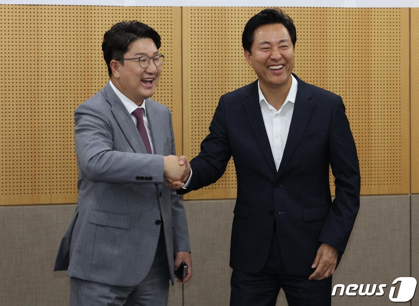 본문 이미지 - 권성동 국민의힘 대표 직무대행 겸 원내대표와 오세훈 서울시장이 22일 오전 서울 중구 서울시청에서 열린 국민의힘·서울시 예산정책협의회에서 악수하고 있다. 2022.7.22/뉴스1 ⓒ News1 국회사진취재단