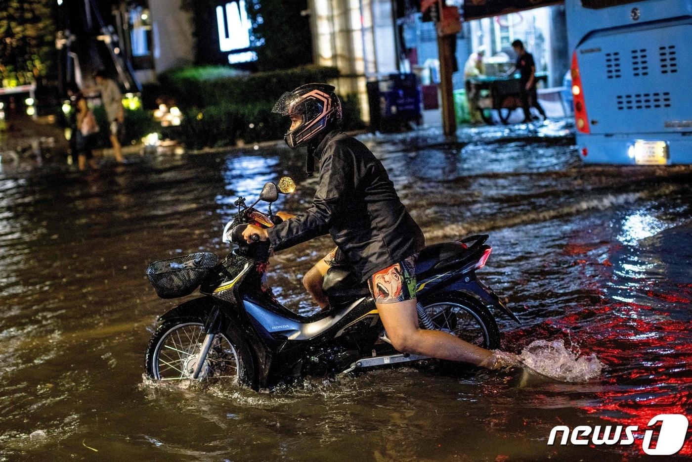 18일(현지시간) 태국 수도 방콕 시내가 폭우로 물에 잠겨 있다. 2022.05.18 ⓒ AFP=뉴스1 ⓒ News1 정윤미 기자