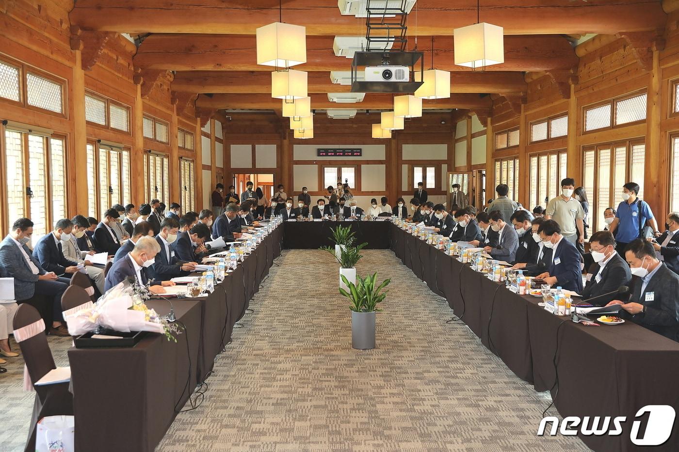 본문 이미지 - 전국 농어촌지역 군수협회가 지난 21일 전북 무주군 태권도원에서 열렸다.(청양군 제공)  ⓒ 뉴스1