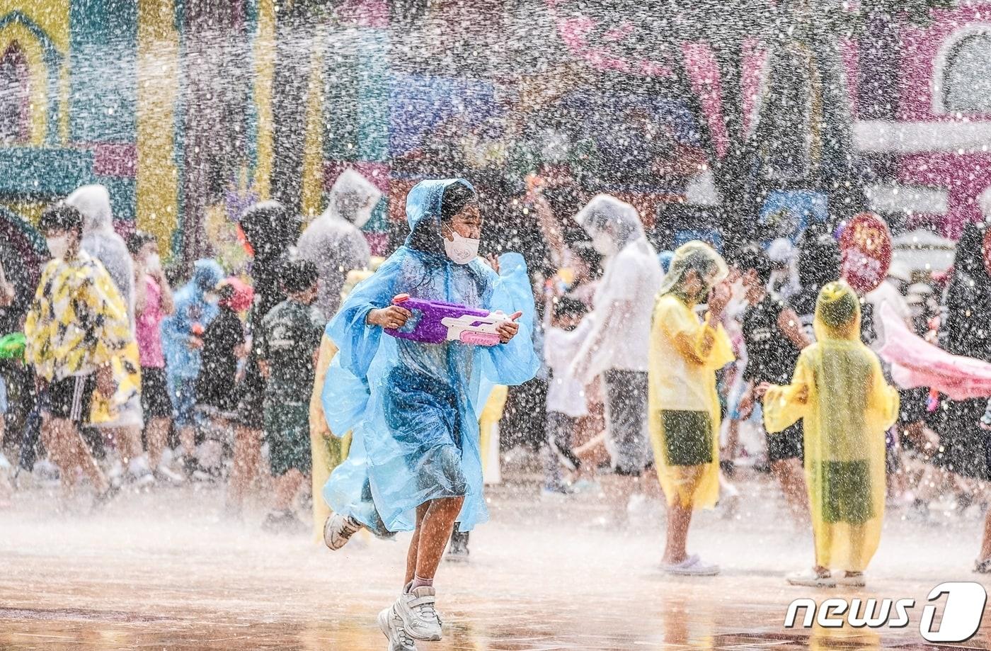 시원하게 터지는 물대포와 신나는 음악 속에서 물총싸움을 즐길 수 있다. 어린이 관람객이 물대포를 맞으며 물총싸움을 즐기고 있다. (서울랜드 제공) 2022.7.22/뉴스1