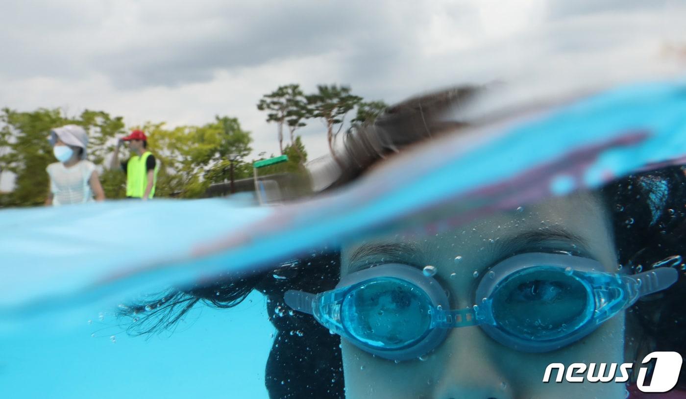 23일 폭염특보가 발령된 대전·충남은 최고 체감온도 33~35도 안팎의 폭염이 이어질 것으로 예보됐다. 대전 유성구 관평동 동화울수변공원 물놀이터에서 아이들이 더위를 식히고 있다. /뉴스1 ⓒ News1 김기태 기자