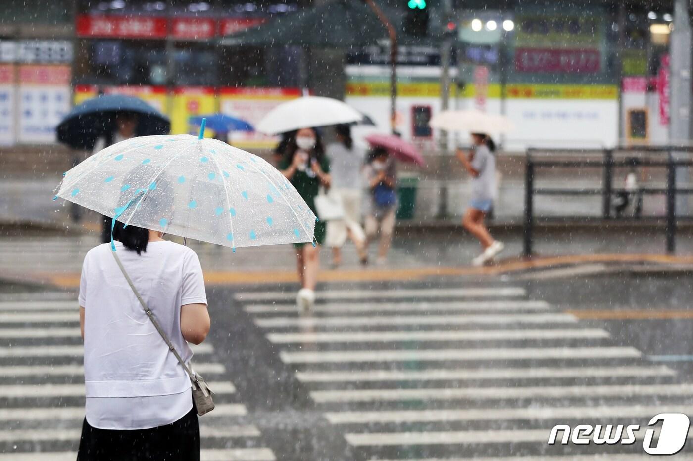 목요일인 15일 충북·세종은 구름많고 대기불안정으로 인해 한때 소나기가 내리는 곳이 있겠다.(사진은 기사 내용과 무관함)/뉴스1