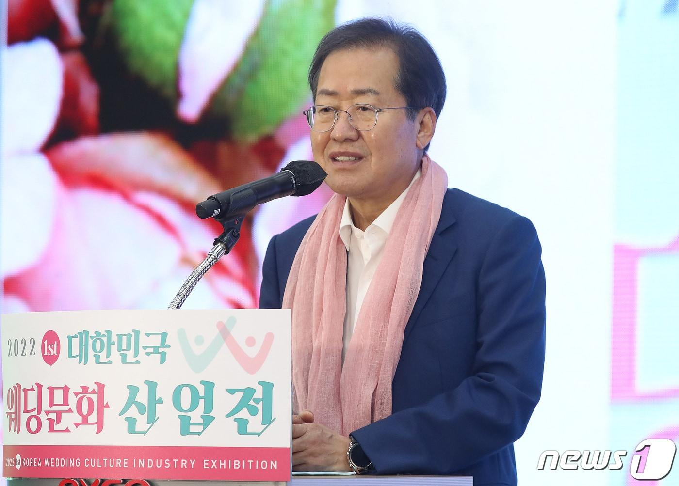 본문 이미지 - 홍준표 대구시장이 22일 대구 엑스코(EXCO)에서 열린 '2022 대한민국 웨딩문화 산업전' 개막식에서 축사를 하고 있다. ⓒ News1 공정식 기자