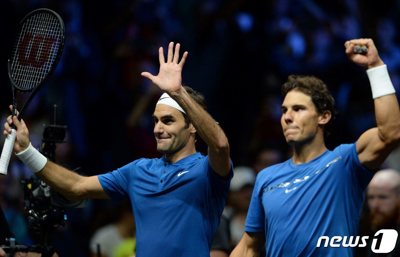 본문 이미지 - 2017 레이버컵에 출전한 로저 페더러(왼쪽)와 라파엘 나달. ⓒ AFP=뉴스1