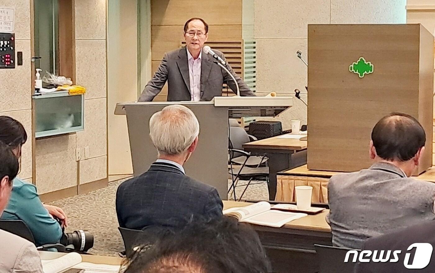 본문 이미지 - 김창수 전 국회의원(㈔도시공감연구소장)이 ‘도시철도 2호선 트램, 달릴 수 있을까?’를 주제로 22일 대전대 둔산캠퍼스에서 열린 도시공감연구소·목요포럼 주최 시민 대토론회에서 기조연설을 하고 있다. ⓒ뉴스1 최일 기자