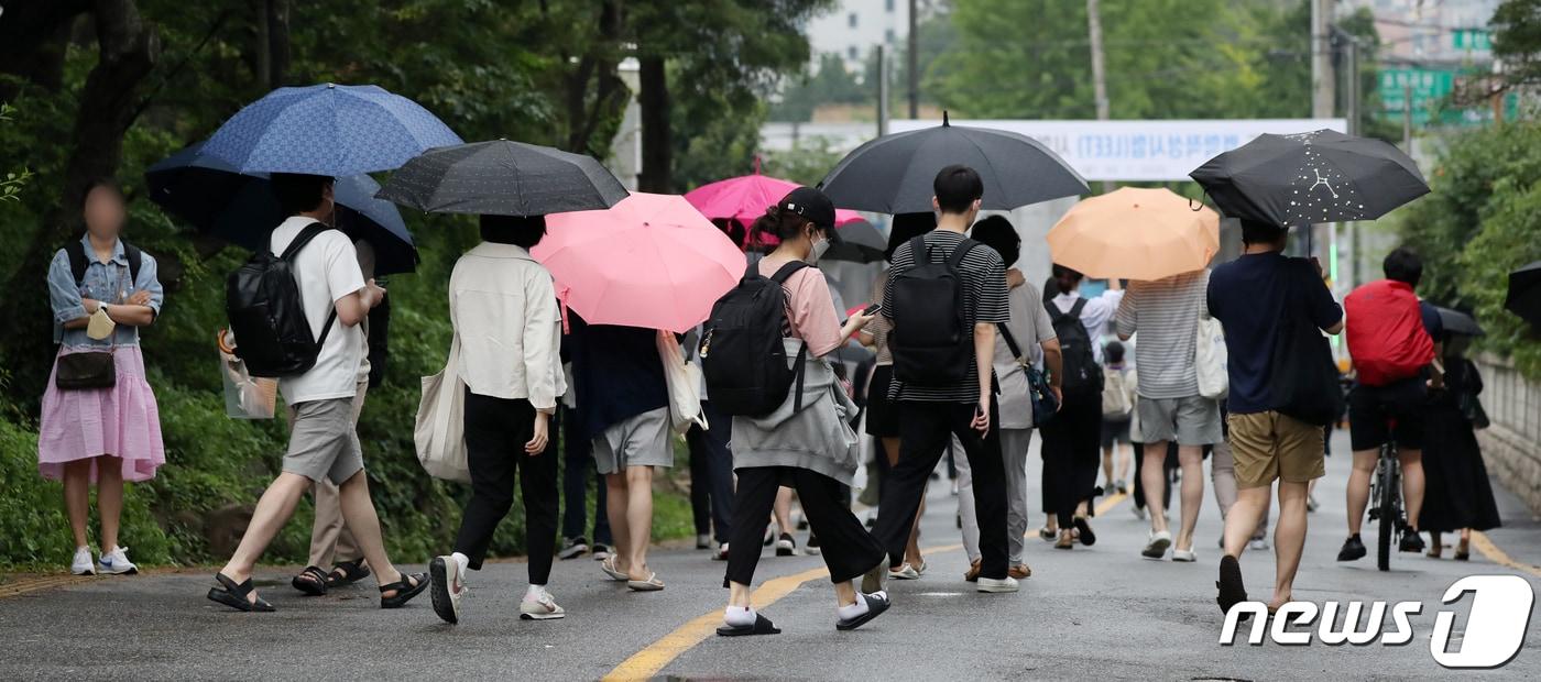 서울 용산구 용산고등학교에서 국가공무원 7급 공개경쟁채용 제1차 시험을 치른 응시생들이 고사장을 나서고 있다. 2022.7.23/뉴스1 ⓒ News1 김진환 기자