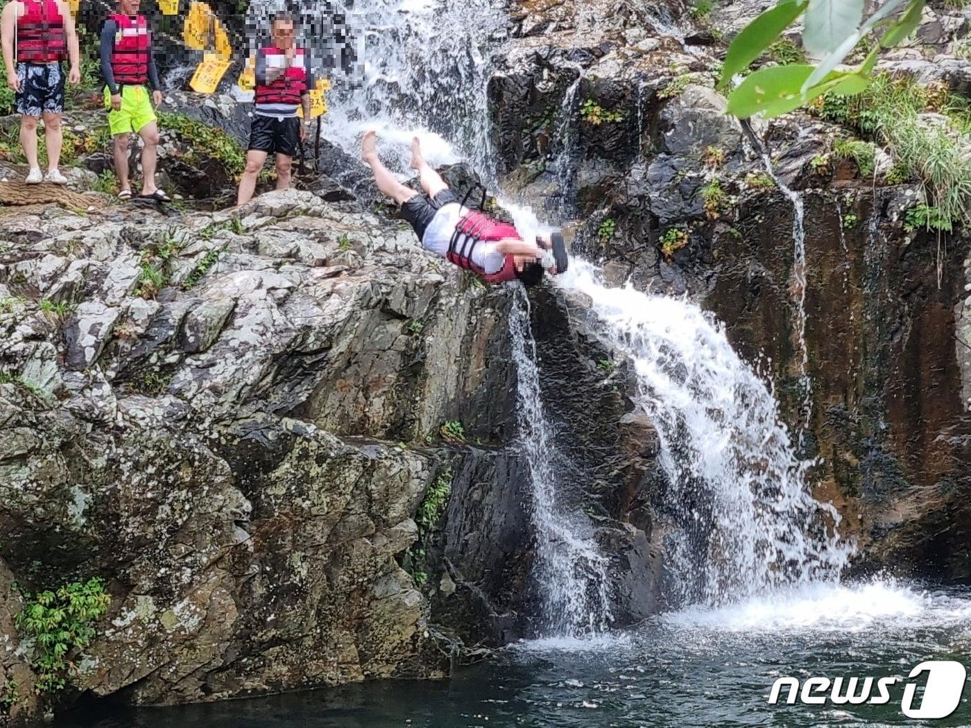 본문 이미지 - 23일 오후 경기 가평군 용소계곡에서 한 남성이 백 텀블링 입수를 하고 있다.  ⓒ 뉴스1 양희문 기자
