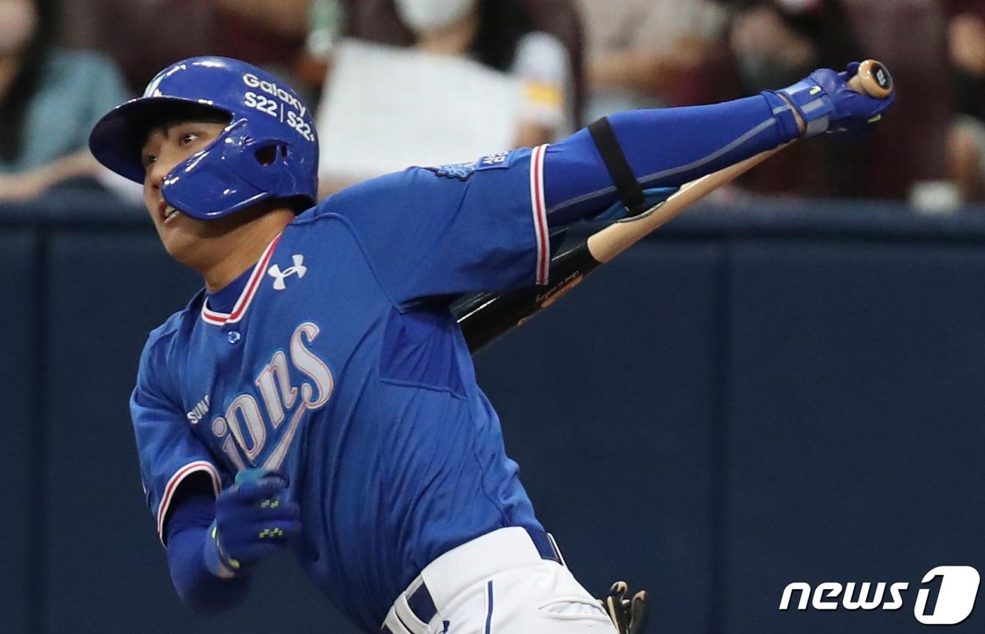 본문 이미지 - 24일 서울 구로구 고척스카이돔에서 열린 프로야구 '2022 신한은행 SOL KBO리그' 삼성 라이온즈와 키움 히어로즈의 경기, 4회초 2사 2루상황 삼성 이재현이 안타를 치고 있다. 2022.7.24/뉴스1 ⓒ News1 이성철 기자