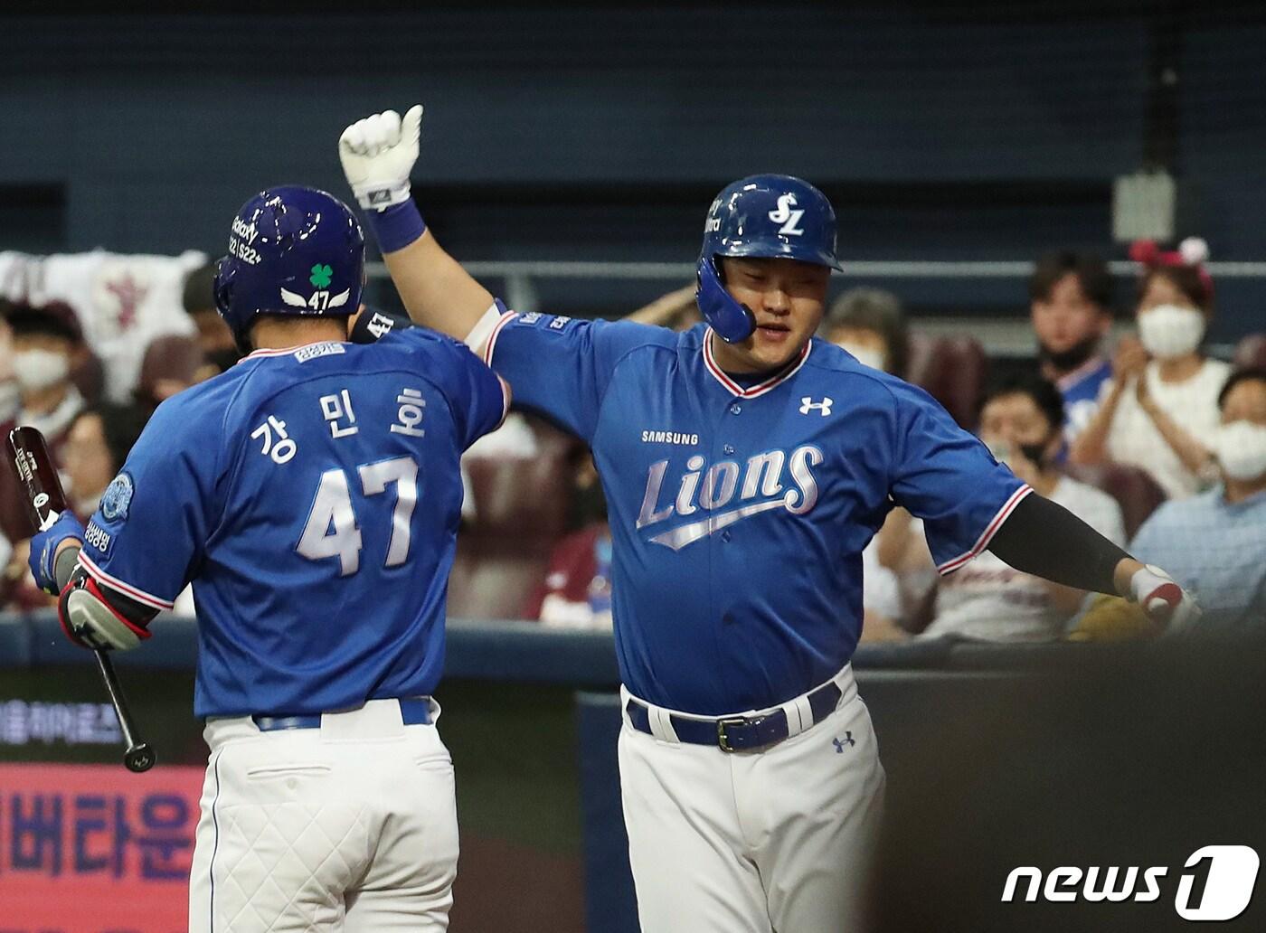 본문 이미지 - 24일 서울 구로구 고척스카이돔에서 열린 프로야구 '2022 신한은행 SOL KBO리그' 삼성 라이온즈와 키움 히어로즈의 경기, 5회초 2사 2루상황 삼성 오재일이 홈런을 치고 강민호와 세리머니를 하고 있다. 2022.7.24/뉴스1 ⓒ News1 이성철 기자