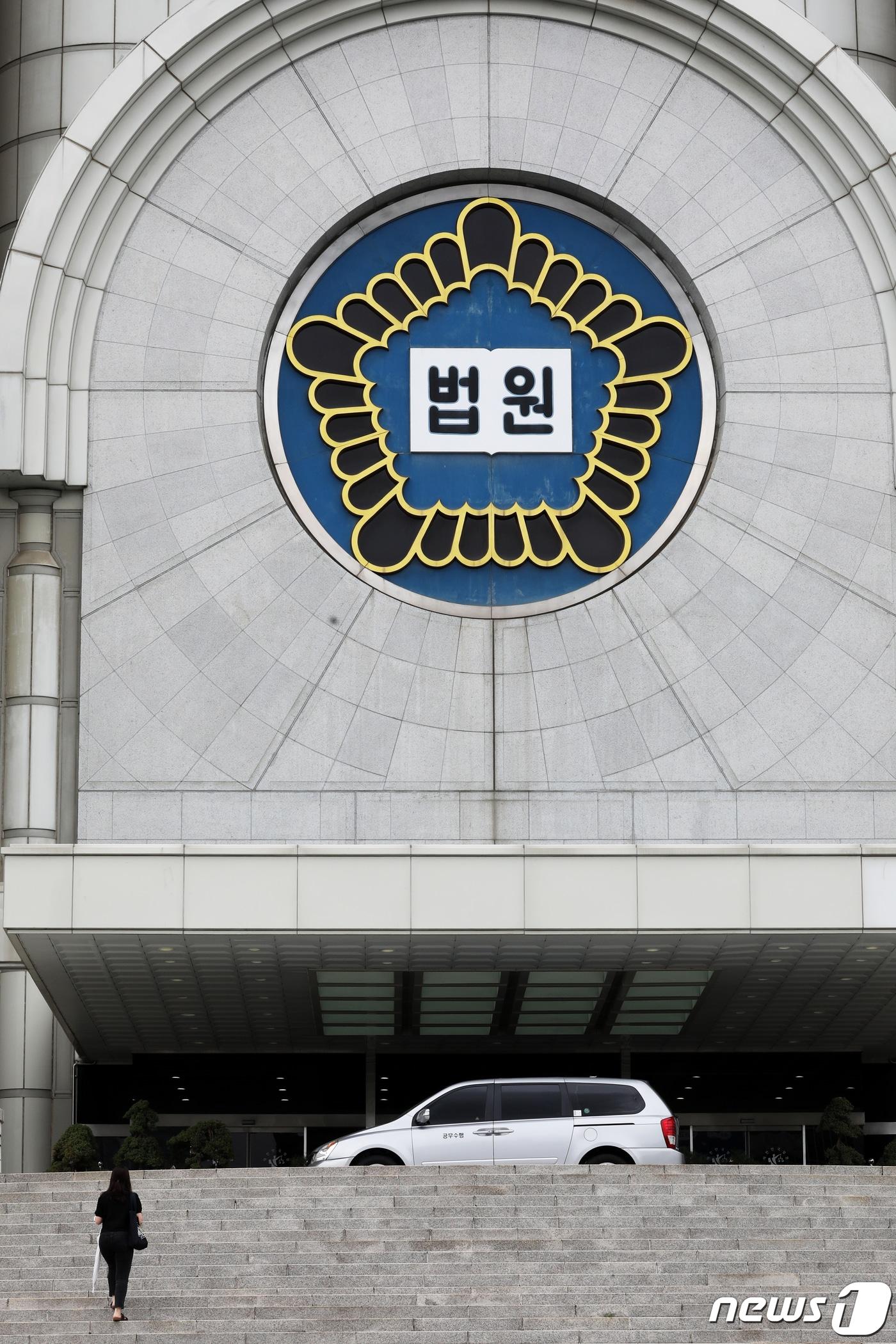 본문 이미지 - 사진은 24일 서울 서초구 서울중앙지방법원 모습.2022.7.24/뉴스1 ⓒ News1 이광호 기자
