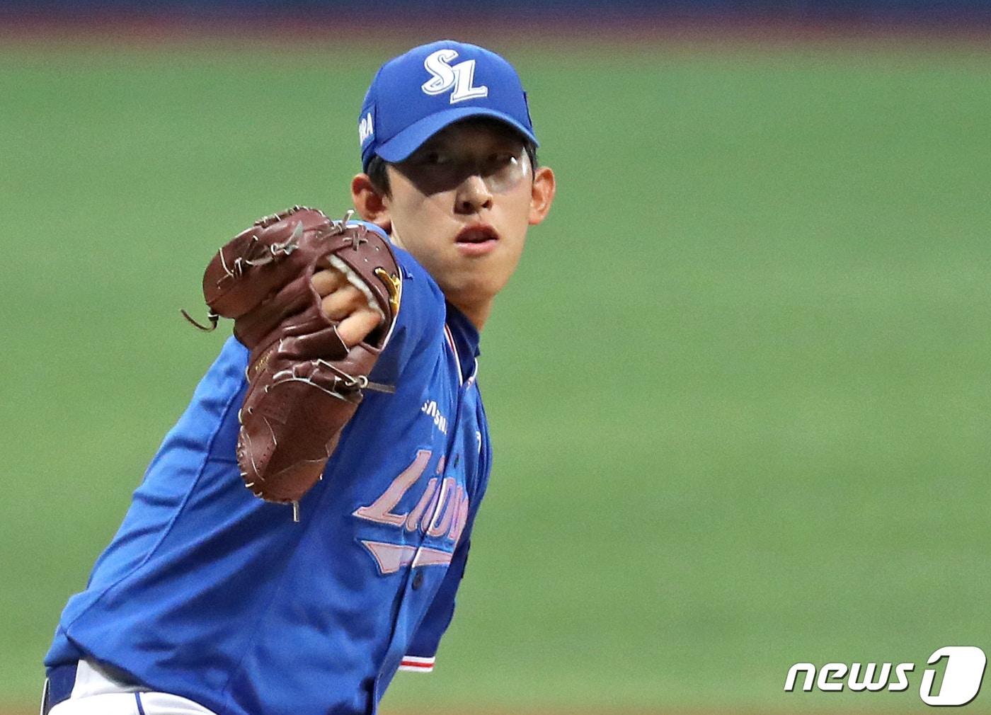 본문 이미지 - 24일 서울 구로구 고척스카이돔에서 열린 프로야구 '2022 신한은행 SOL KBO리그' 삼성 라이온즈와 키움 히어로즈의 경기, 삼성 허윤동이 역투하고 있다. 2022.7.24 ⓒ 뉴스1 이성철 기자