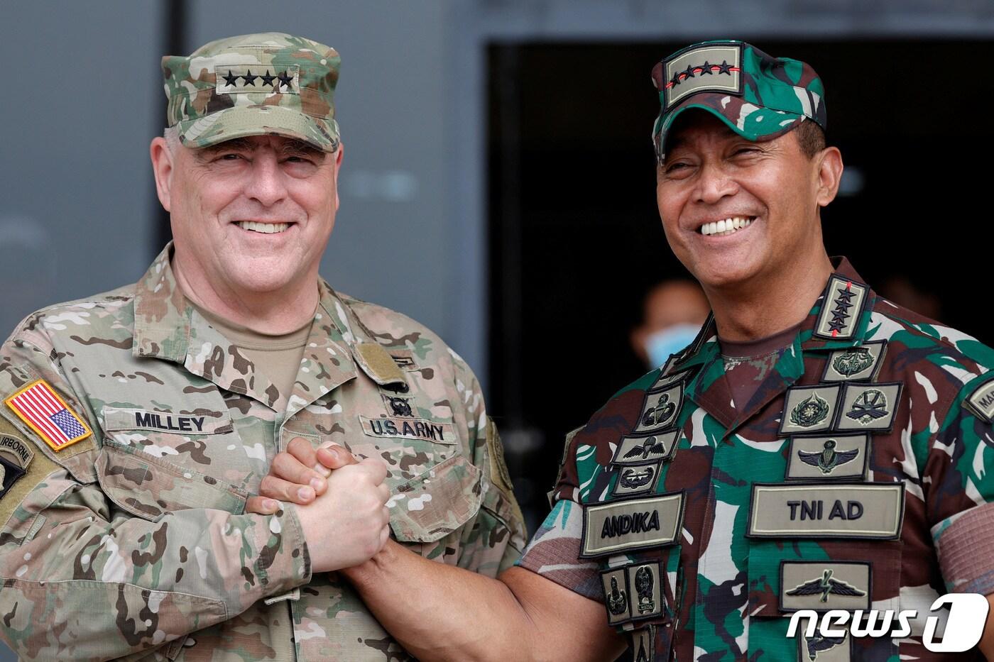 마크 밀리 미국 합동참모본부 의장이 24일(현지시간) 인도네시아 자카르타를 방문해 안디카 페르카사 인도네시아 통합군사령관과 악수하고 있다. 2022.07.24/뉴스1 ⓒ 로이터=뉴스1 ⓒ News1 김민수 기자