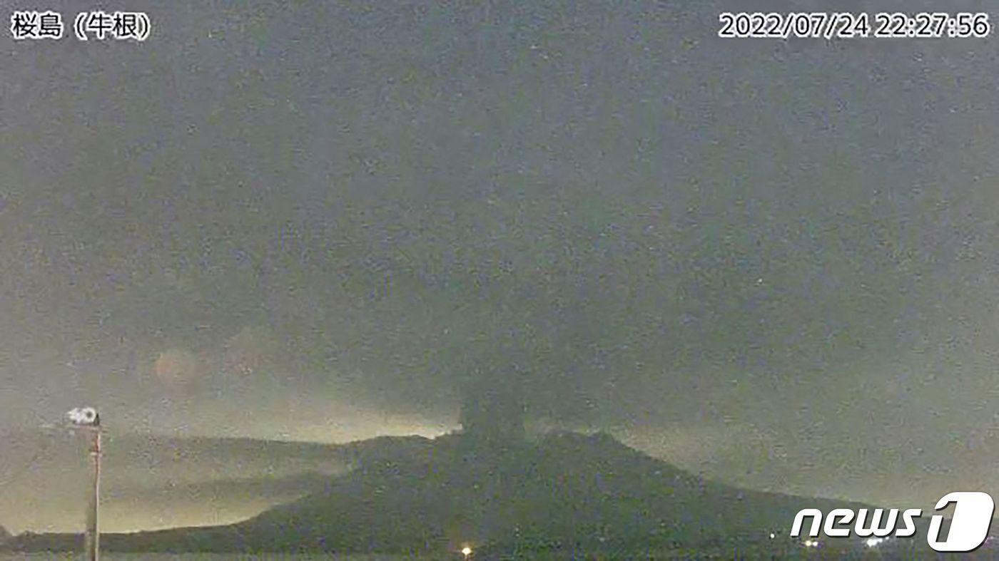 본문 이미지 - 24일 (현지시간) 일본 가고시마현 다루미즈에 있는 사쿠라지마 화산이 분화하면서 검은 연기를 뿜어내고 있다. ⓒ AFP=뉴스1 ⓒ News1 우동명 기자