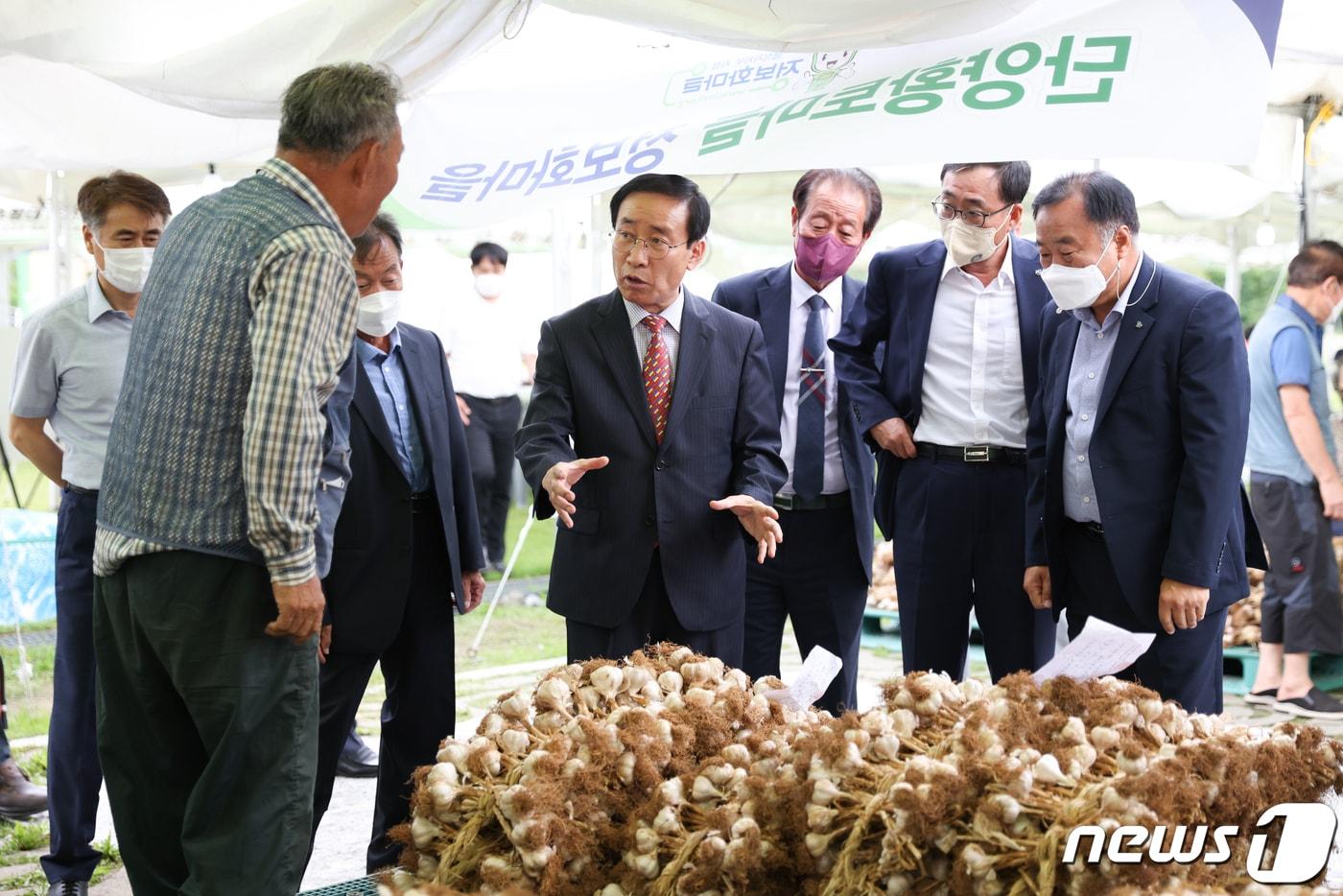본문 이미지 - 김문근 단양군수와 관계자들이 단양마늘축제 행사장에 마련되 부스를 찾아 농민들을 격려하고 있다.(단양군 제공)ⓒ 뉴스1