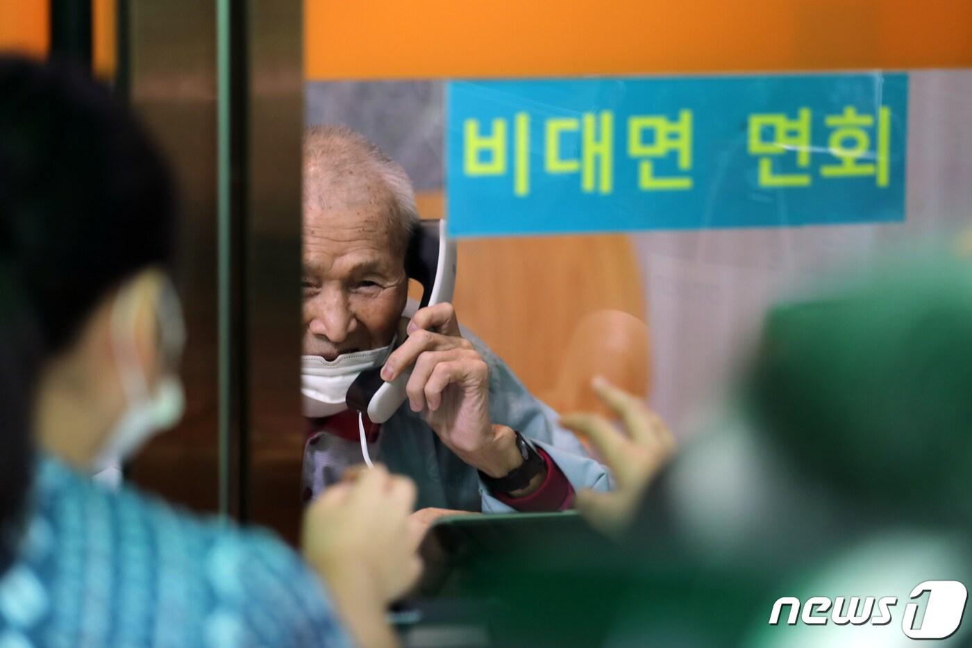 대면 면회에서 비대면 면회로 전환된 25일 오전 광주 북구 한 요양병원에서 입소자 가족들이 면회를 하고 있다. 2022.7.25/뉴스1 ⓒ News1 정다움 기자