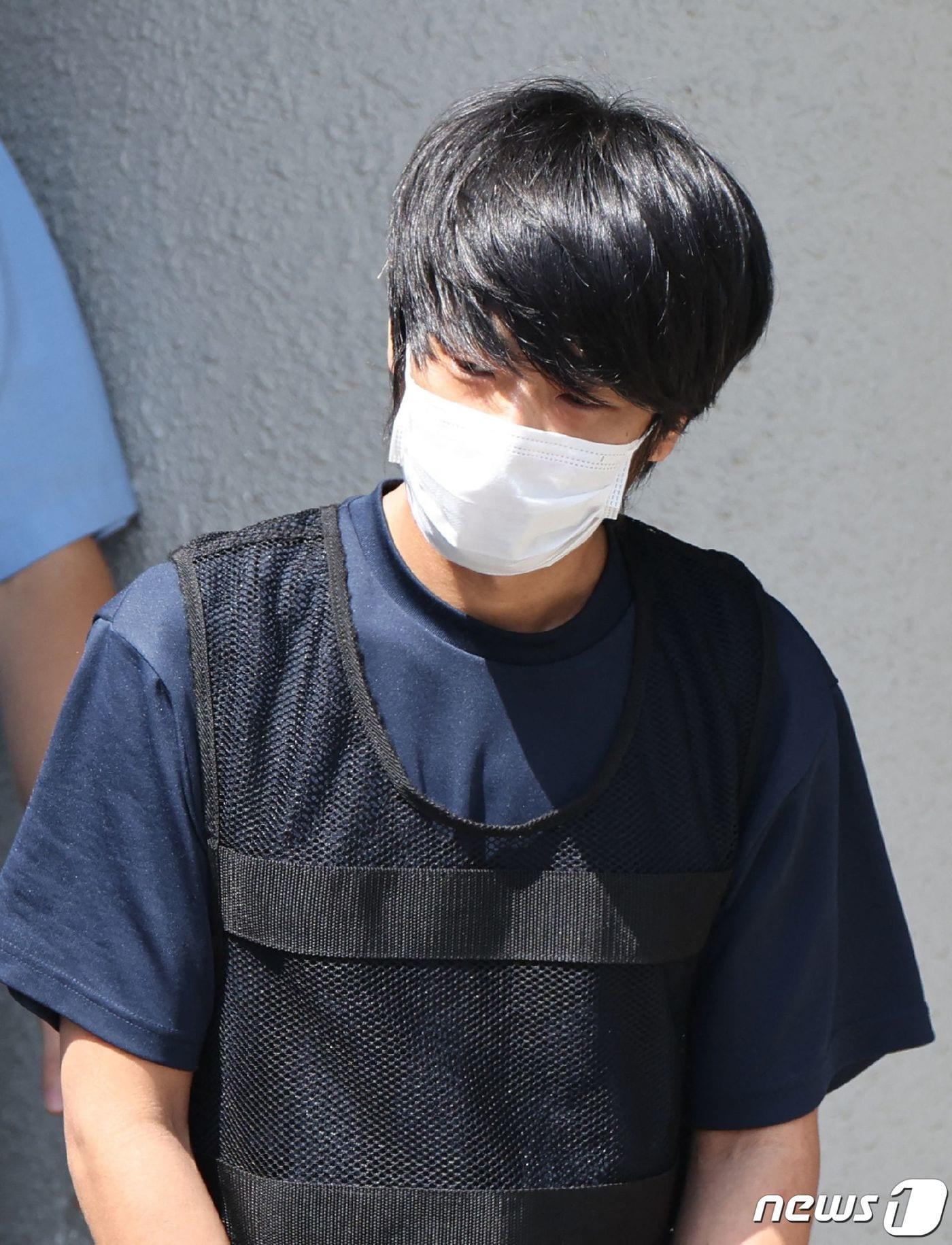 본문 이미지 - 지난 2022년 7월 8일 일본 나라현 나라시에서 아베 신조 전 일본 총리를 살해한 혐의로 기소된 야마가미 데쓰야. ⓒ AFP=뉴스1 ⓒ News1 박기현 기자