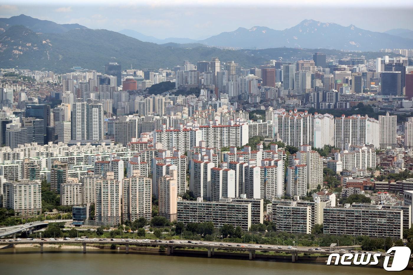 본문 이미지 - 서울 영등포구 여의도 63아트에서 바라본 도심 아파트 모습으로 기사와 무관함. 2022.7.25/뉴스1 ⓒ News1 황기선 기자