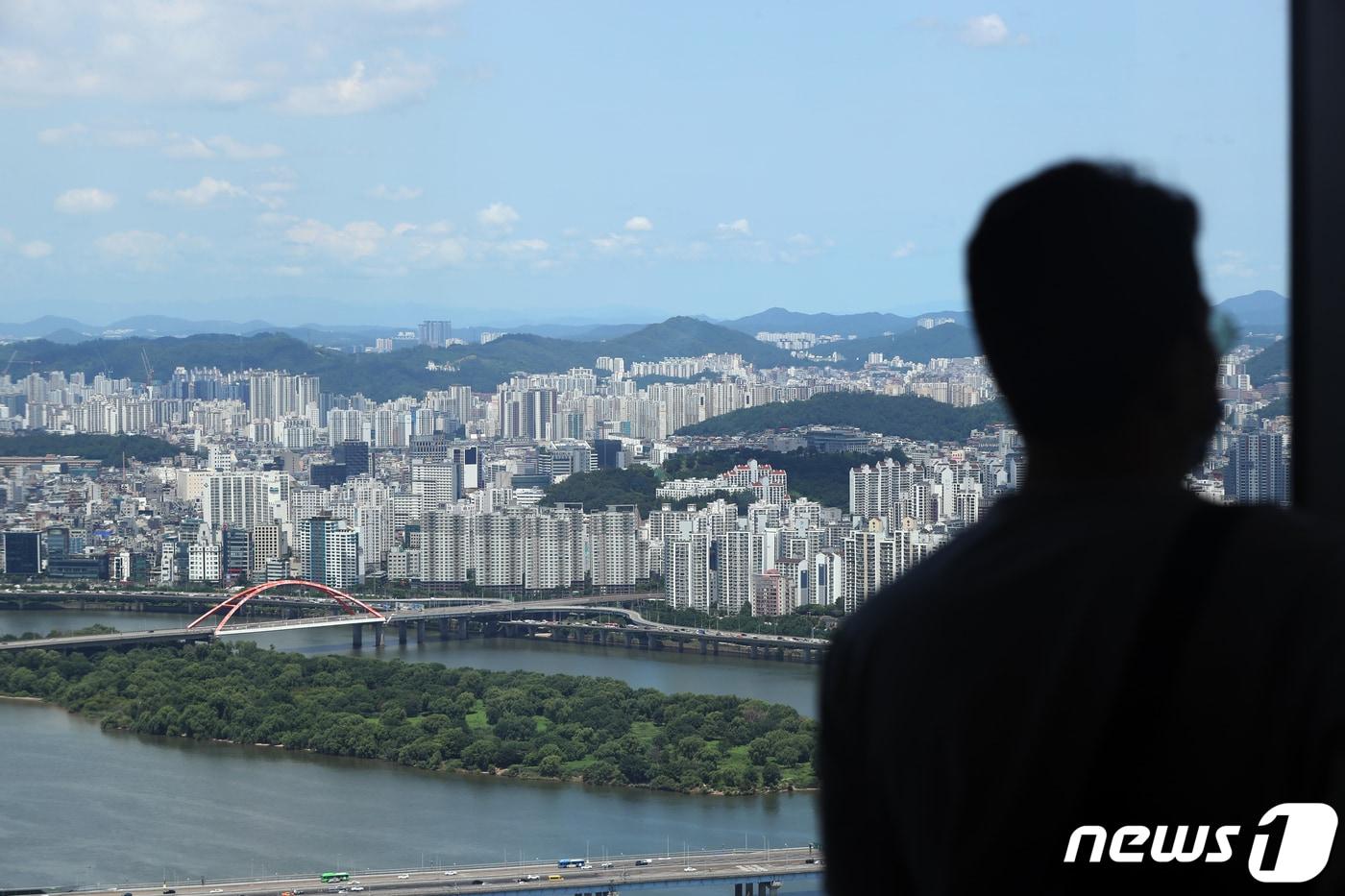 본문 이미지 - 서울 영등포구 여의도 63아트에서 바라본 도심 아파트 모습. 2022.7.25/뉴스1 ⓒ News1 황기선 기자