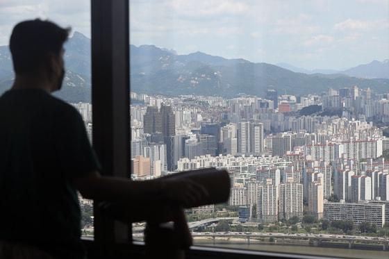 본문 이미지 -  서울 영등포구 여의도 63아트에서 바라본 도심 아파트 모습. 2022.7.25/뉴스1 ⓒ News1 황기선 기자