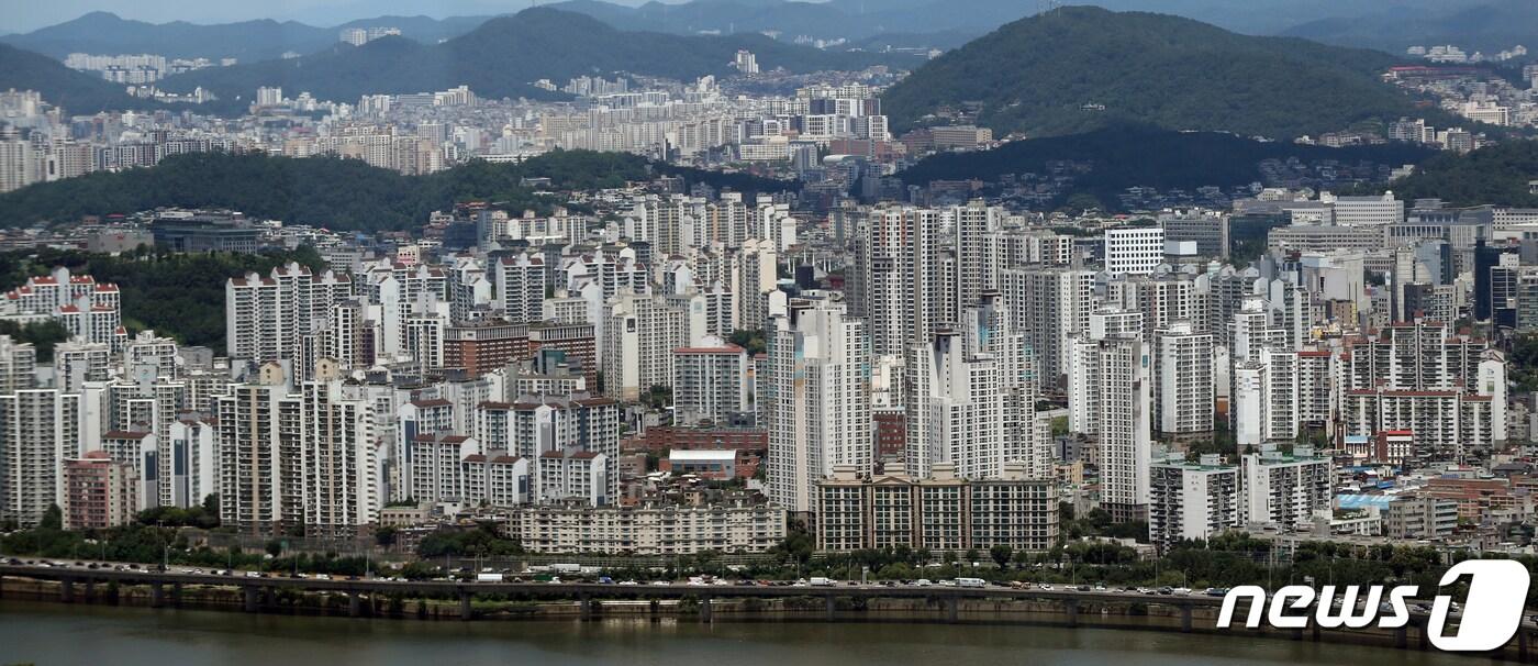 본문 이미지 - 서울 영등포구 여의도 63아트에서 바라본 도심 아파트 모습. 2022.7.25/뉴스1 ⓒ News1 황기선 기자