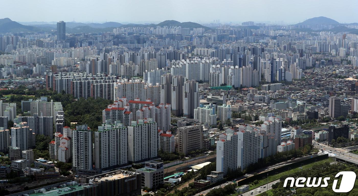 본문 이미지 - 전국 '대장주' 아파트값이 2년 2개월 만에 하락 전환했다. 25일 KB부동산 리브온에 따르면 7월 'KB선도아파트 50지수'(이하 선도50지수)는 101.18을 기록, 직전 6월 101.42보다 0.24포인트(p) 하락했다. 선도 50지수가 전월 대비 하락한 것은 2020년 5월(-0.64%) 이후 2년 2개월 만에 처음이다. 사진은 이날 서울 영등포구 여의도 63아트에서 바라본 도심 아파트 모습. 2022.7.25/뉴스1 ⓒ News1 황기선 기자
