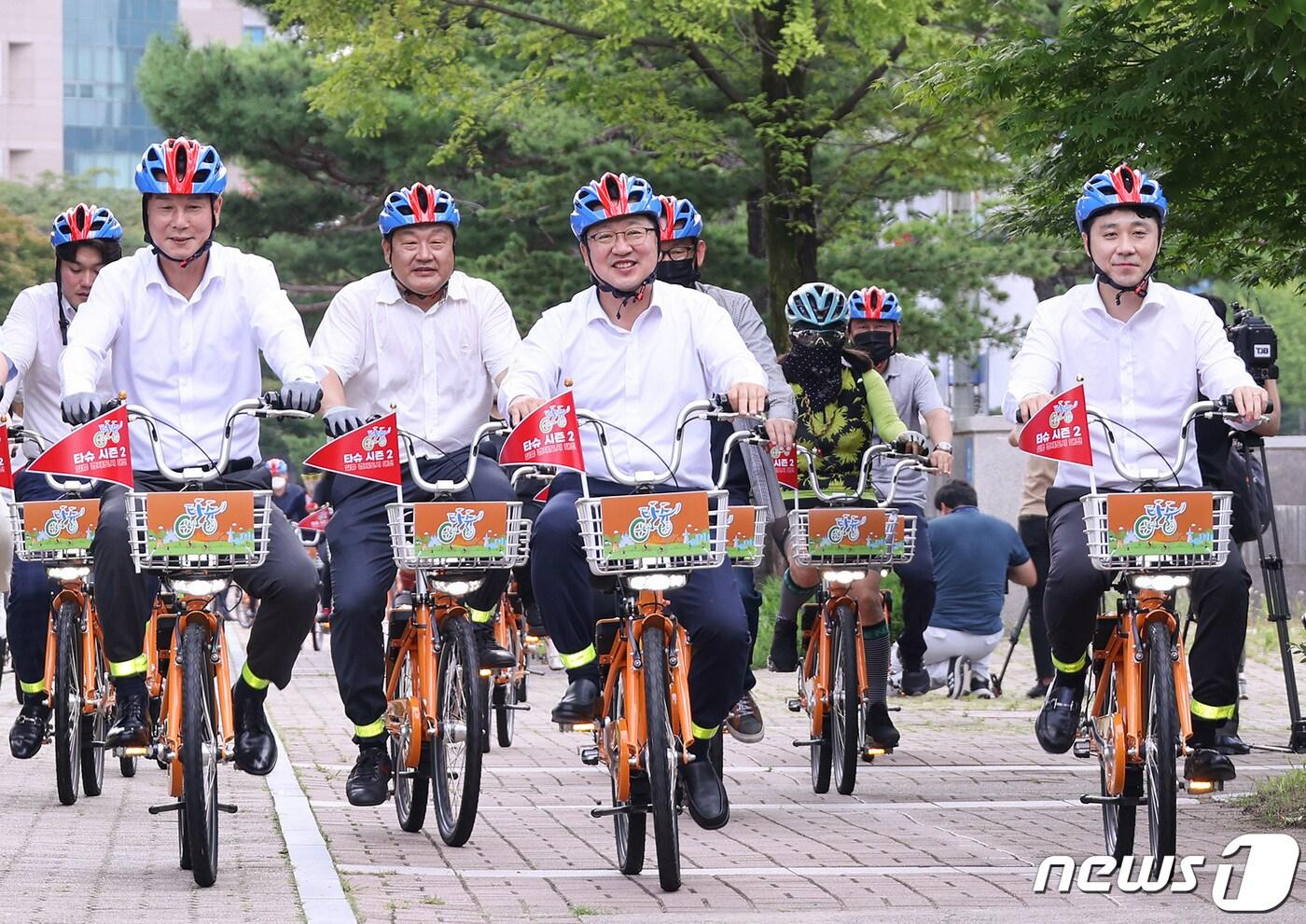 본문 이미지 - 25일 대전시청 남문광장에서 열린 공영자전거 ‘타슈’ 시즌2 시승 행사에서 이장우 시장(가운데), 이상래 시의회 의장(맨 왼쪽) 등이 환한 표정으로 자전거를 타고 있다. (대전시 제공) ⓒ뉴스1
