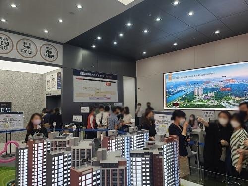 본문 이미지 - &#39;칠곡 왜관 월드메르디앙 웰리지&#39; 견본주택. ⓒ 뉴스1