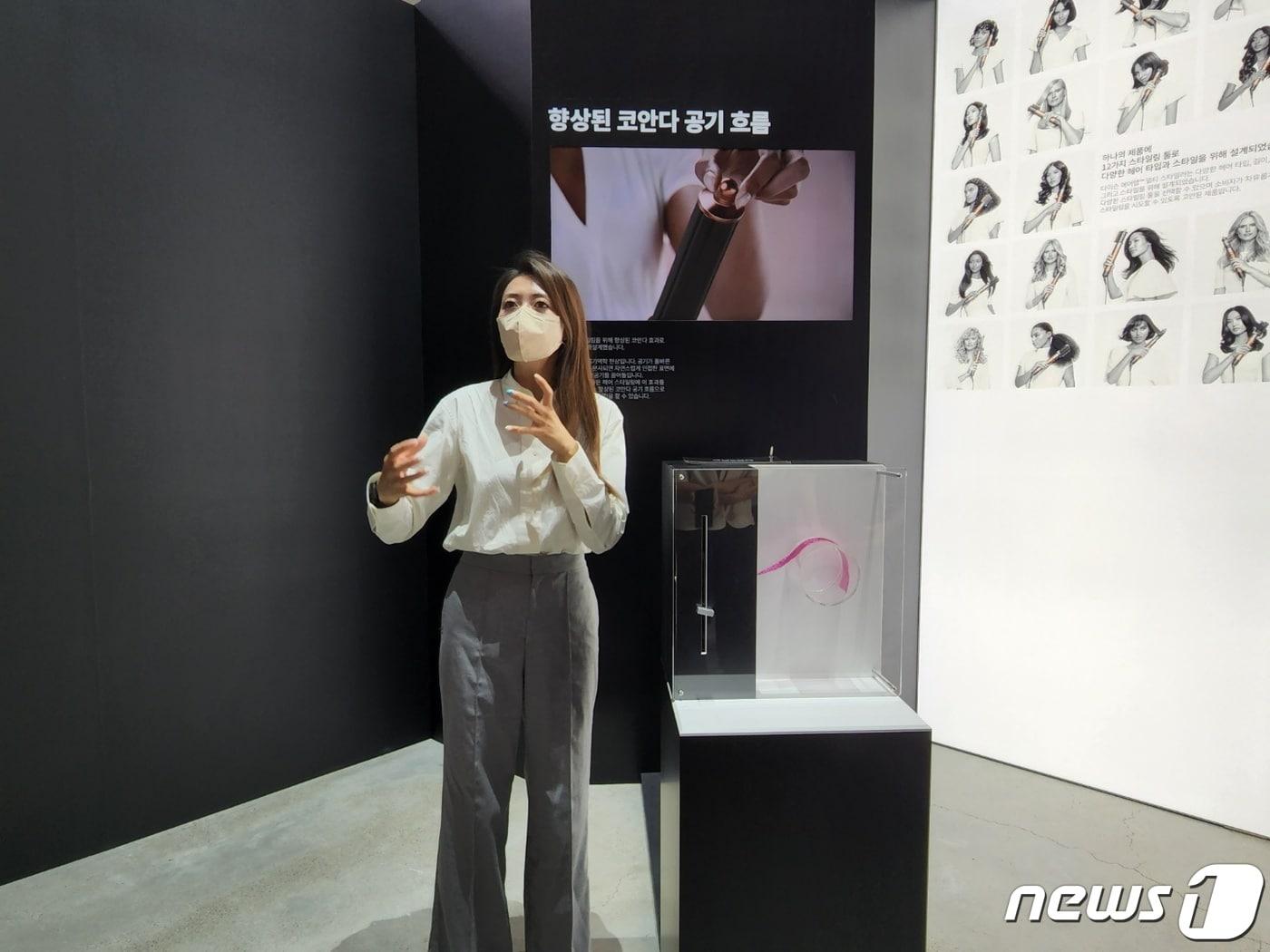 본문 이미지 - 엠마 서 다이슨 선임 트레이너가 25일 서울시 성수동 레이어41에서 열린 '다이슨 에어랩 멀티 스타일러' 출시 행사에서 제품을 설명하고 있다. ⓒ 뉴스1