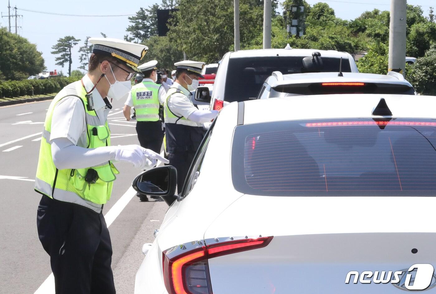 제주경찰이 25일 오후 제주시 해안동의 한 도로에서 전좌석 안전띠 미착용 단속을 하고 있다. 2022.7.25/뉴스1 ⓒ News1 오현지 기자