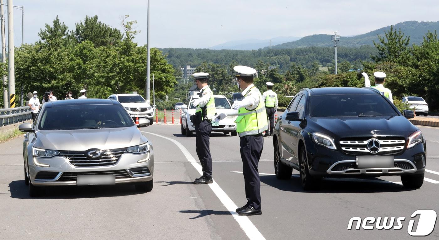 경찰이 전좌석 안전띠 미착용 단속을 하고 있다. 2022.7.25/뉴스1 ⓒ News1 오현지 기자