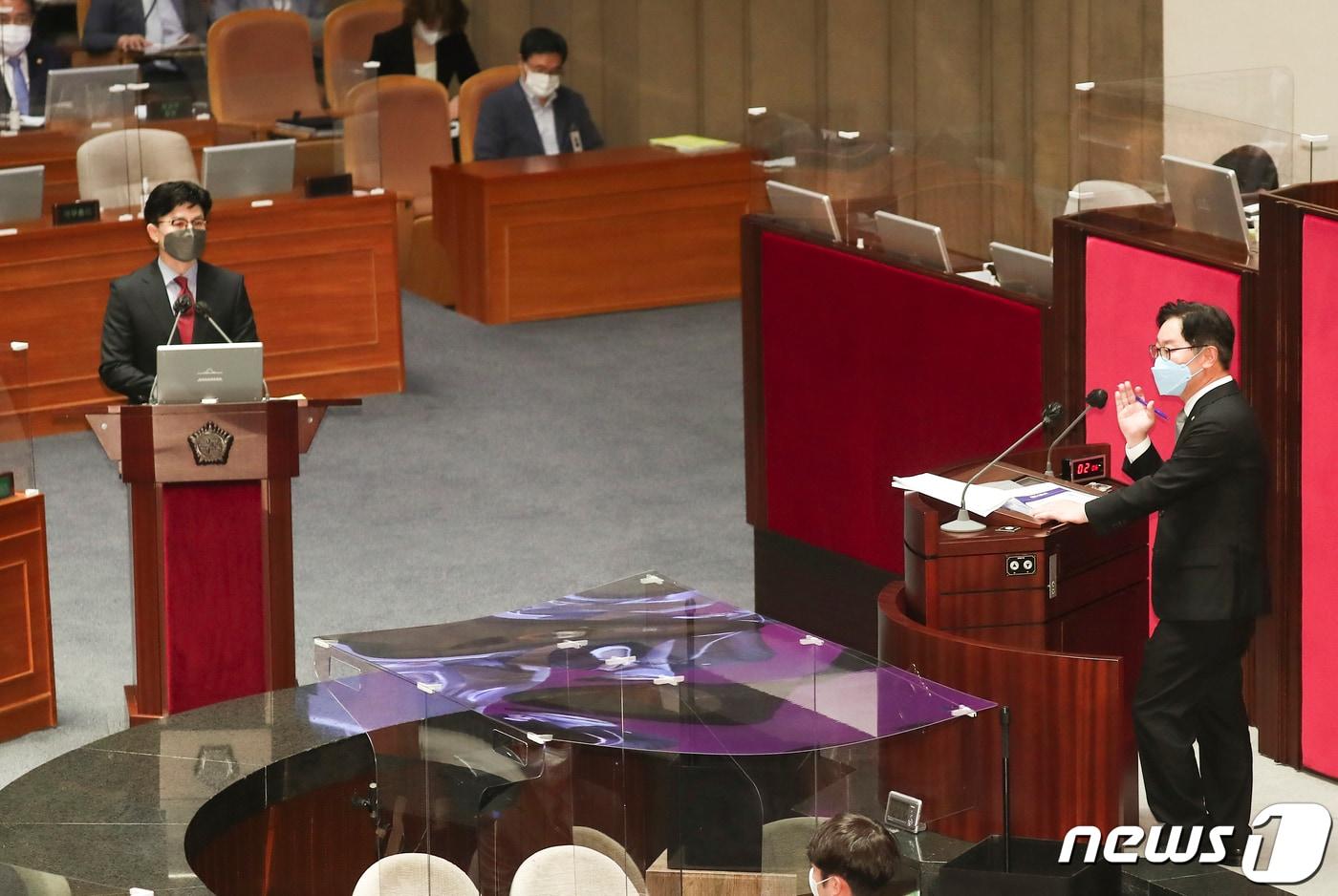 본문 이미지 - 한동훈 법무부 장관이 지난달 25일 오후 서울 여의도 국회에서 열린 본회의 정치·외교·통일·안보 분야 대정부질문에서 박범계 더불어민주당 의원의 질문에 답변하고 있다. (공동취재)/뉴스1 ⓒ News1 이재명 기자