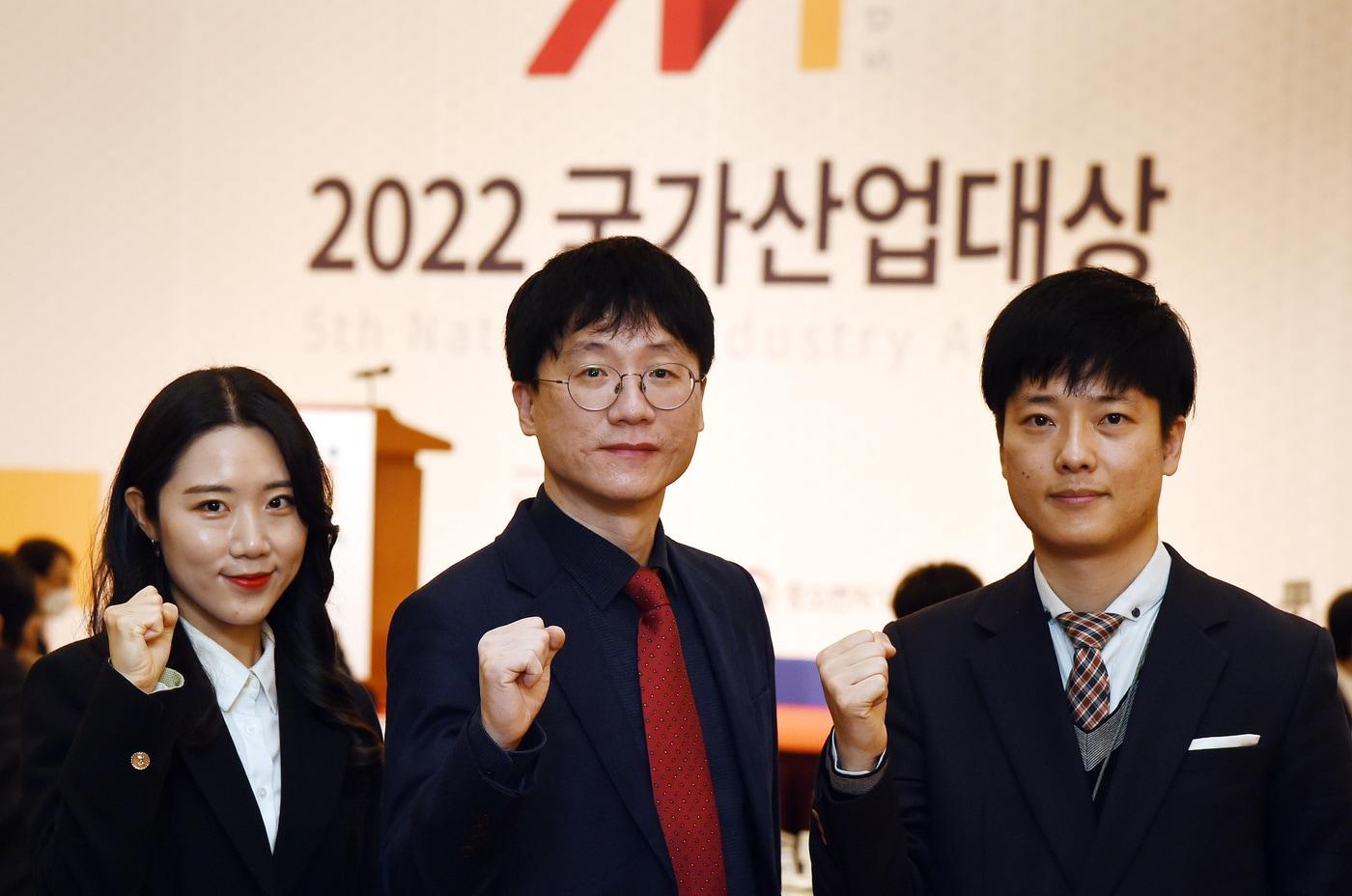 본문 이미지 - 국가산업대상 정보보안 부문 대상을 수상한 SR 정보보안부 황상덕 부장(가운데), 김지훈 과장(우측), 김인영 주임(좌측) (SR 제공) ⓒ 뉴스1