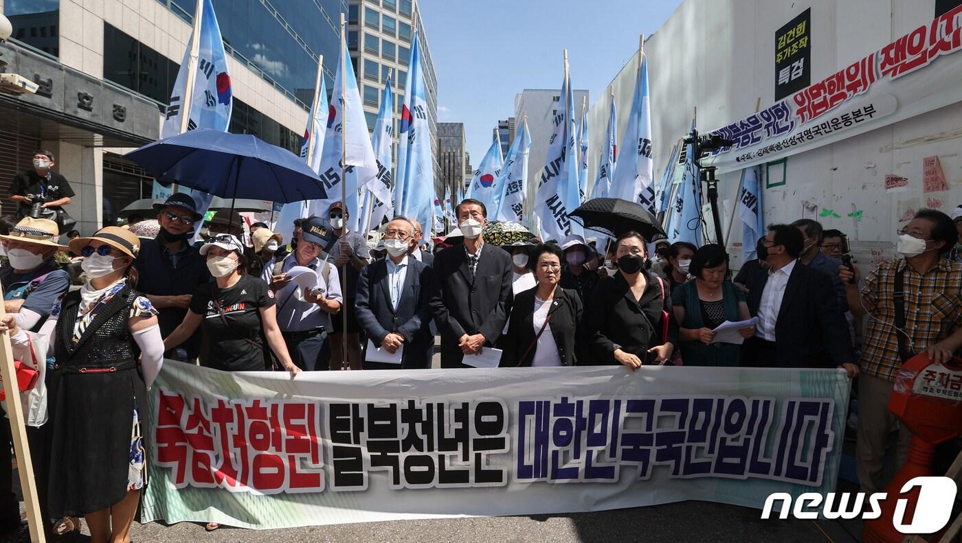 본문 이미지 - 25일 서울 여의도 더불어민주당사 앞에서 열린 탈북청년 강제북송 대국민규탄집회에서 참석자들이 '북송처형된 탈북청년은 대한민국 국민입니다'라고 적힌 현수막을 들고 있다. (공동취재) 2022.7.25/뉴스1 ⓒ News1 허경 기자
