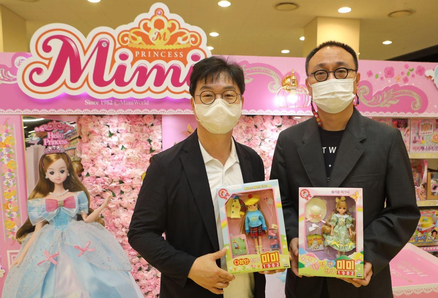 미미월드 40주년을 기념하는 김보경 롯데마트 상무와 이종열 미미월드 대표.(롯데마트 제공)ⓒ 뉴스1